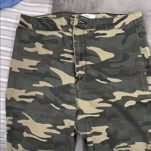 Camouflage jeans